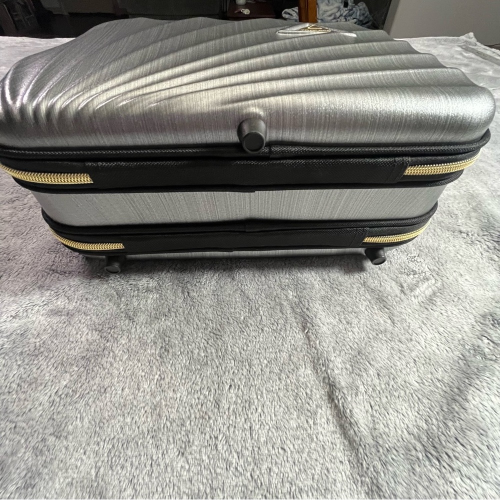 Triforce Metallic Gray Hardshell Cosmetic Case with Top Handle, no strap - Picture 7 of 11